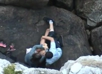 Pillamos a esta pareja folando escondidos entre las rocas