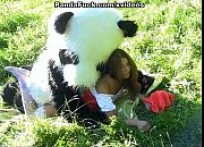 Pasándoselo en grande con el oso panda del parque
