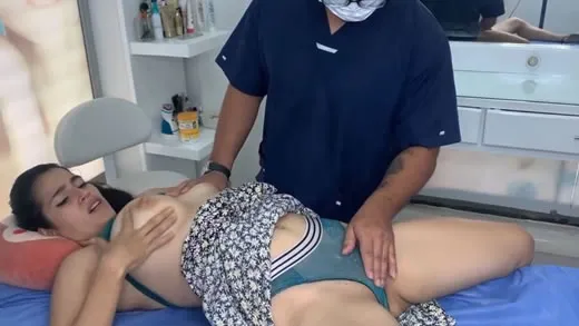 Imagen del video Médico masturba a una casada insatisfecha