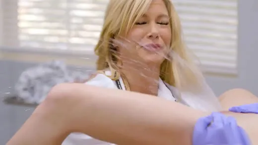 Imagen del video Serene Siren se corre a chorro en la cara de Kenzie Reeves