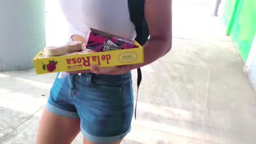 Imagen del video Tentando a la pequeña colegiala Linda Teen