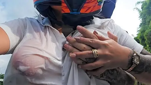 Imagen del video Sweetfantasy13 conduce sin sujetador una moto