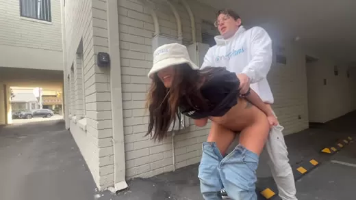 Imagen del video Aubry Babcock follando en el barrio con su novio