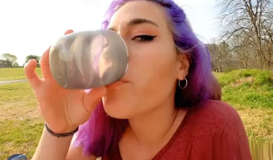 Imagen del video Gótica bebiendo pis de un desconocido