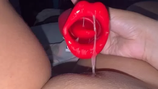 Imagen del video Adicta al porno hentai se corre con su juguete