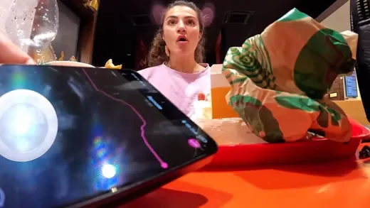 Imagen del video Tiene un orgasmo público mientras come