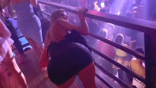Imagen del video Deny Barbie meneando el culo en la discoteca