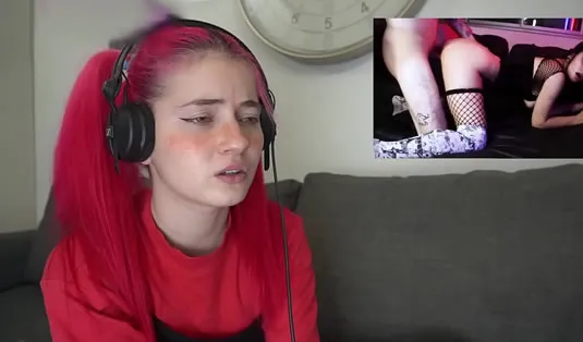 Imagen del video Jovencita emo reacciona a un vídeo porno