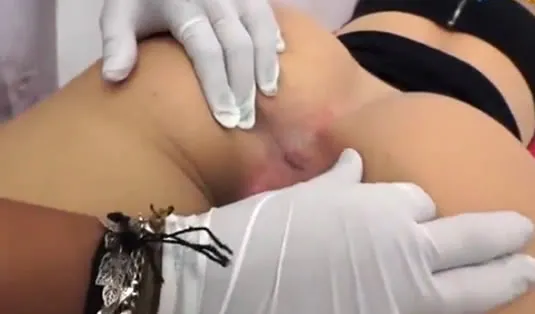 Imagen del video La doctora le mete la lengua en el culo